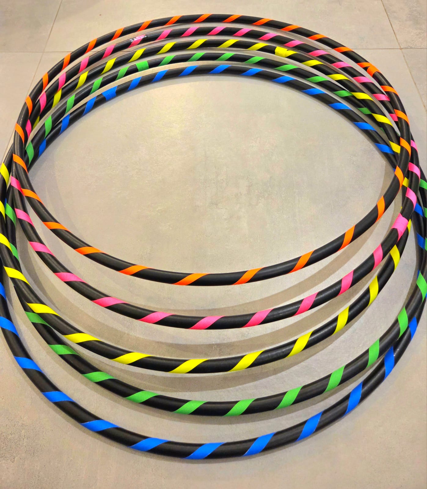 WhatsApp-Image-2025-09-21-at-22.08.37-1.jpeg חישוק ילדים בסיסי עם גריפ זוהר – תמונה 1